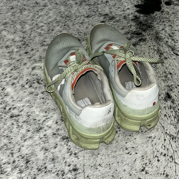 On Cloud running shoes - Picture 2 of 7